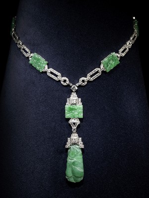 Necklace, c. 1920s. Unknown maker (American).
Diamonds, platinum, carved jade; chain: l. 46 cm; pendant: 9.5 x 1.1 x 0.6 cm.
Neil Lane Collection. Photo: Gary Kirchenbauer Necklace, c. 1920s. Unknown maker (American).